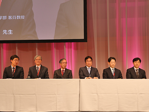 CT部門審査員。右から粟井和夫 氏（広島県立病院機構），平井俊範 氏（熊本大学），陣崎雅弘 氏（慶應義塾大学），吉岡邦浩 氏（岩手医科大学），辻岡勝美 氏（藤田医科大学），瓜倉厚志 氏（茨城県立医療大学）※華岡青洲記念病院の山口隆義氏は都合で欠席