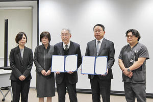 鳥取大学医学部附属病院と安来市立病院が遠隔コンサルテーションを開始。右から鳥取大学医学部附属病院高度救命救急センターの上田敬博センター長，武中　篤病院長，安来市立病院の水田正能院長