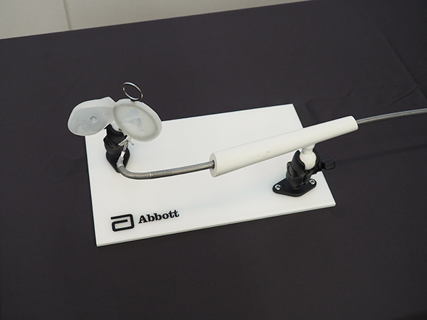 クリップで弁尖を止めることで血液の逆流軽減を図る。4種類のクリップサイズを展開し，複雑な解剖に対応が可能である。