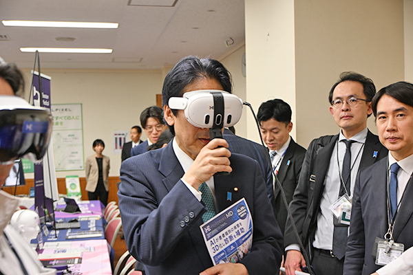 城内　実日本成長戦略担当・スタートアップ担当大臣をはじめ参加議員らが出展企業のAI医療機器を体験