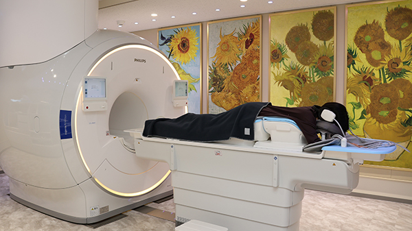 高原クリニック イノベーティブスキャンに設置されたフィリップスのヘリウムフリーMRI「BlueSeal」