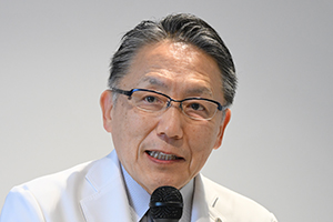 スマートウォッチ導入のねらいを説明する神野理事長