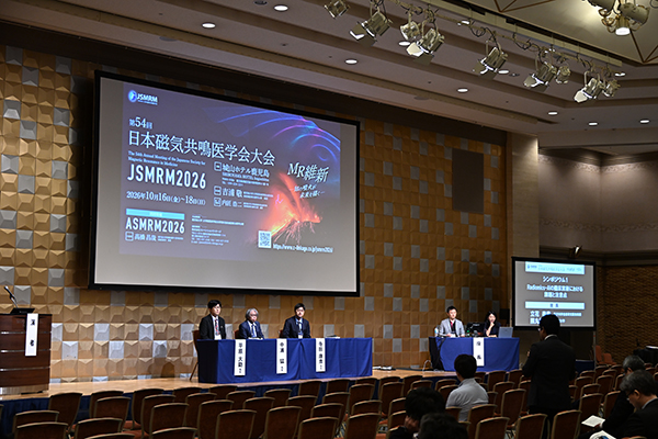 3日間の大会ではAIに関するセッションを数多く用意（写真はシンポジウム1「Radiomics・AIの臨床実装における課題と注意点 / 伝統と革新のMR維新─Radiomicsから生成AIへ，データ科学と画像工学が織りなす『知』の共創─」の総合討論）