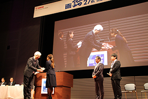 発表式では受賞施設に瀧口社長から記念品が贈呈された。